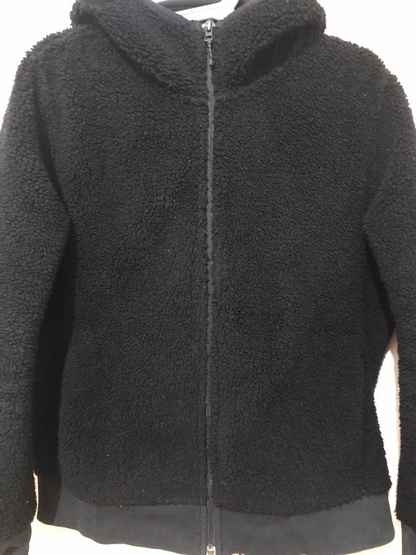 Uniqlo Hooded Fleece Jacket (Category: Coats, Jackets and Outerwear) located in Paranaque City. Submitted by annelp20 (Listing ID 1284861958, Image 2). Description: - Uniqlo Hooded Fleece Jacket - size XL; can fit large to xl frame - very black pa in person - okay for winter season; very warm - with pockets; no issues.
