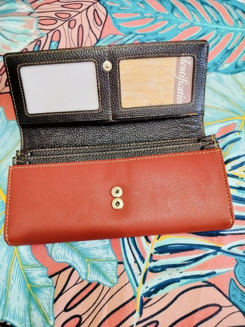 Wallets (Category: Wallets & Card holders) located in Manila. Submitted by bushe027 (Listing ID 1285055152, Image 3). Description: Local brand Rfs: Decluttering MOP: GCASH/ BANK TRANSFER Payment first Policy.