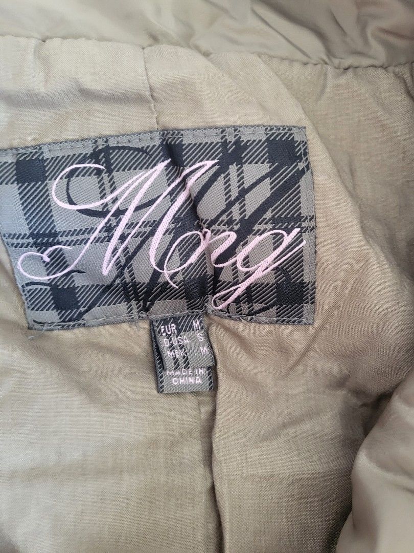 Winter Jacket (Category: Coats, Jackets and Outerwear) located in Singapore. Submitted by yingcarol (Listing ID 1284842690, Image 2). Description: .