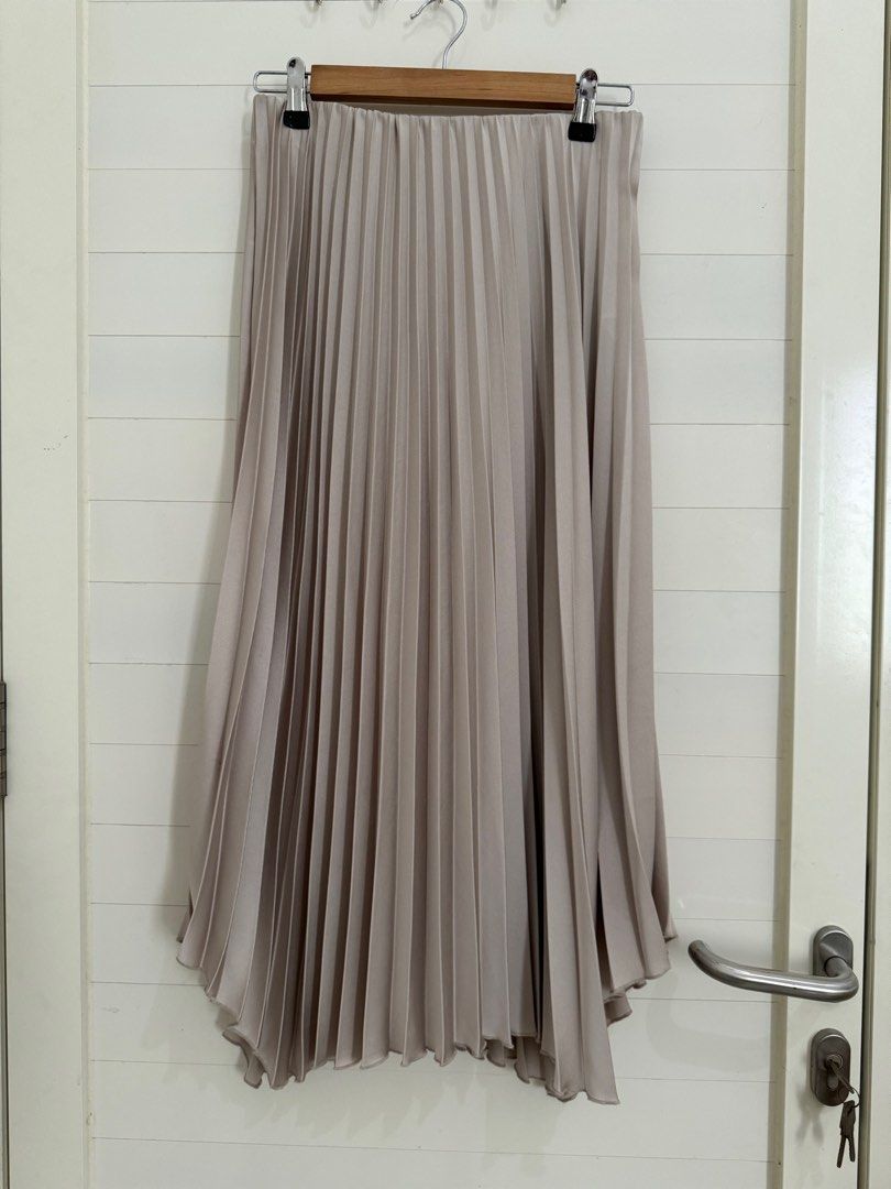 ZARA PLEATED SKIRT WARNA CREAM KAYAK DIPAKAI MAWADDATUL