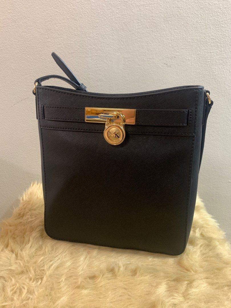 Authentic Michael Kors Black Messenger Bag (original price is Php15k) (Category: Luxury Bags & Wallets) located in Quezon City. Submitted by anjela_ong (Listing ID 1285103271, Image 1). Description: AUTHENTIC BRANDNEW MICHAEL KORS MESSENGER BAG (bought from the US) Original price: $268 with tag (Php15,000) Selling: Php8,000 Hello! Thank you for checking my profile. I’m simplifying my life that’s why I’m decluttering. I’m selling items that I neve
