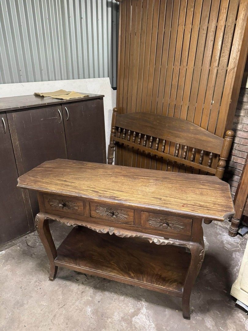 Console Table (Category: Tables & Sets) located in Quezon City. Submitted by ughffsetx (Listing ID 1285062041, Image 1). Description: Price negotiable.