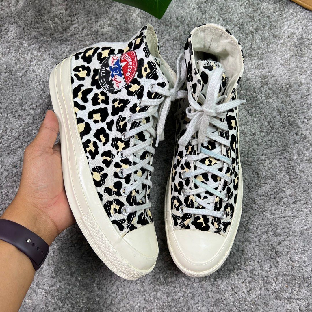 Logo store play chuck