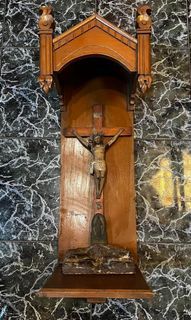 Crucifix inside Urna