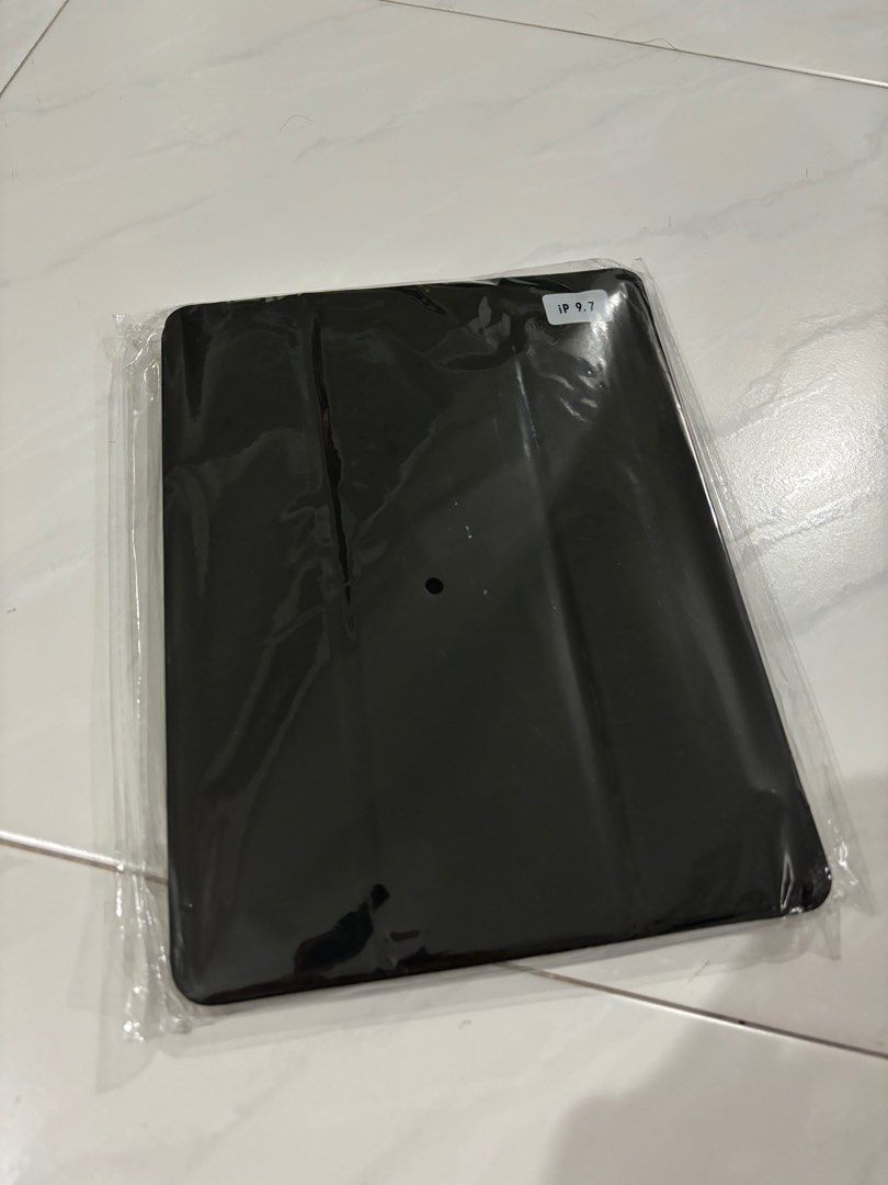 iPad Casing (Category: Other Gadgets) located in Singapore. Submitted by cavellchan (Listing ID 1285181238, Image 1). Description: For iPad 5th/6th/Air 1/Air 2 (9.7”) Has holder for your apple pencil.