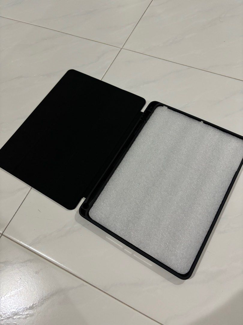 iPad Casing (Category: Other Gadgets) located in Singapore. Submitted by cavellchan (Listing ID 1285181238, Image 2). Description: For iPad 5th/6th/Air 1/Air 2 (9.7”) Has holder for your apple pencil.