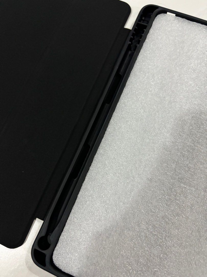 iPad Casing (Category: Other Gadgets) located in Singapore. Submitted by cavellchan (Listing ID 1285181238, Image 3). Description: For iPad 5th/6th/Air 1/Air 2 (9.7”) Has holder for your apple pencil.