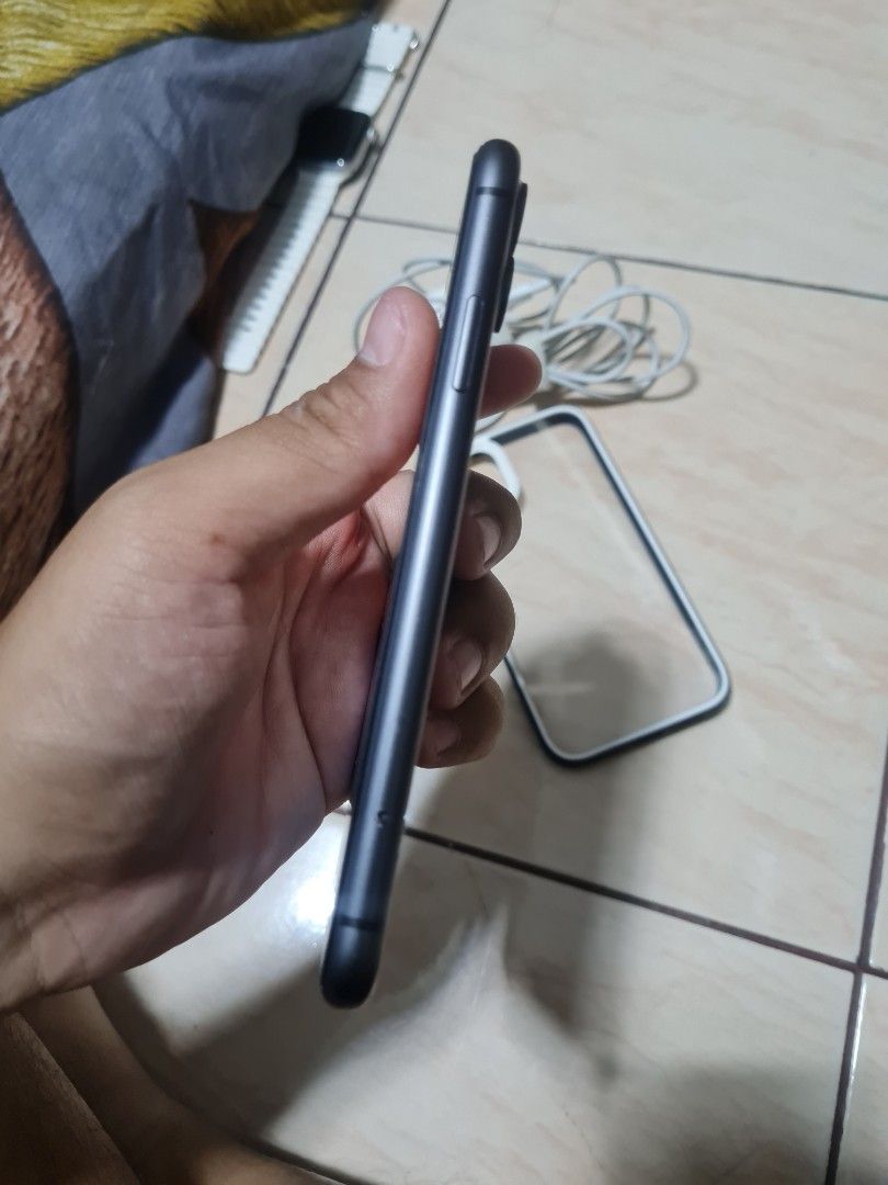 Iphone 11 128gb f.u (Category: iPhone 11 Series) located in Manila. Submitted by skychoochoo (Listing ID 1285097008, Image 3). Description: iphone 11 128gb f.u 74 batt health no issue all working unlicheck truetone ok face i.d ok unit case charher.