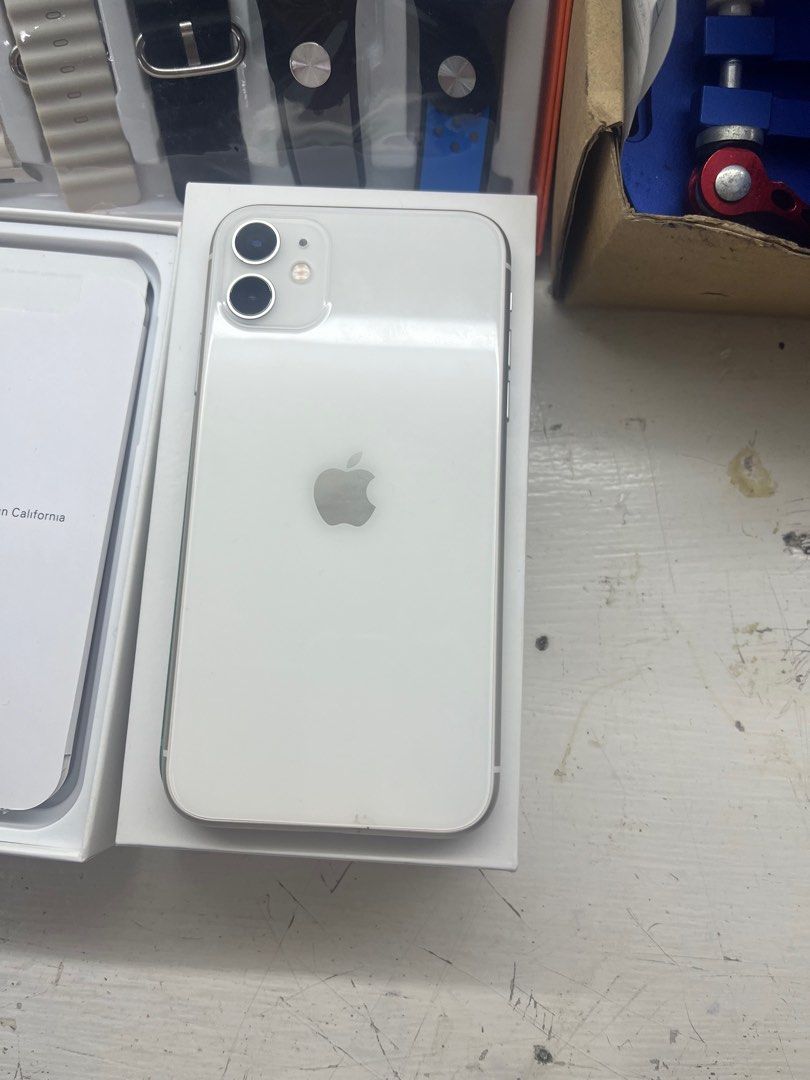 Iphone 11 64g secondhand with smart watch (Category: iPhone 11 Series) located in San Juan City. Submitted by allsite (Listing ID 1285084142, Image 1). Description: Iphone 11 64g with smart watch 17,000 Iphone 11 128g with smart watch 18,000 Physical store Allsite marketing unit 6 second floor theatre mall greenhills 09062677651.