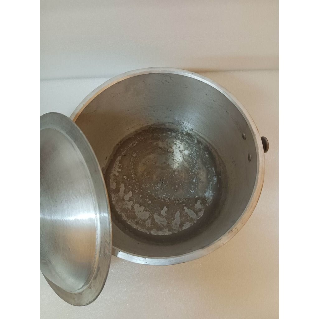 Kaldero Swing Handle #3/Stainless Rice Pot Oldstyle/Large (Category: Other Kitchenware & Tableware) located in Quezon City. Submitted by trustrade86136 (Listing ID 1285060850, Image 1). Description: "Kaldero Swing Handle #3 Good for 3 to 4 person Diameter : 8.4 inches Height : 4.5 inches Capacity : Can cook up to 1 kilo of rice" **FOR BULK(Y) ITEM PURCHASE (ITEMS THAT MAY NOT FIT 30 X 40CM POUCHES), PLEASE CHOOSE NINJAVAN / BLACK ARROW OWN PACKAG