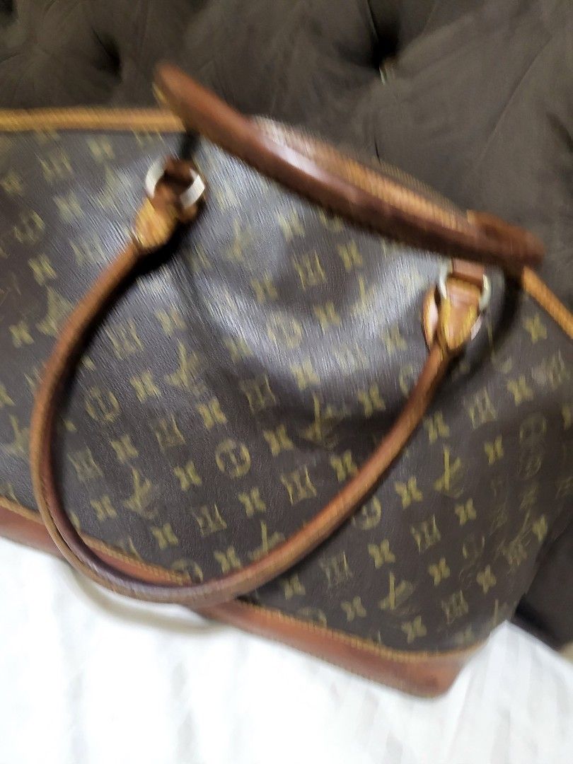 LOUIS VUITTON BAG (Category: Luxury Bags & Wallets) located in Las Pinas. Submitted by peloveditems (Listing ID 1285156186, Image 3). Description: Declared authentic on at an auction shop i Camerron. pls self authenticate too as i do not have authe tication card.
