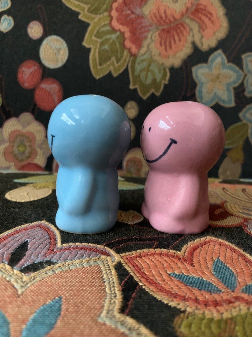 Smiley ceramic salt and pepper shakers (Category: Other Kitchenware & Tableware) located in Muntinlupa City. Submitted by belica (Listing ID 1285203181, Image 2). Description: 💙🩷Smiley ceramic salt and pepper shakers. 📦Shipping of FRAGILE items at buyers risk. 🤝ALL SALES FINAL! 🚫No return, no exchange, no refund. 🤗Preloved, please manage your expectations. 🛒Happy Shopping! .