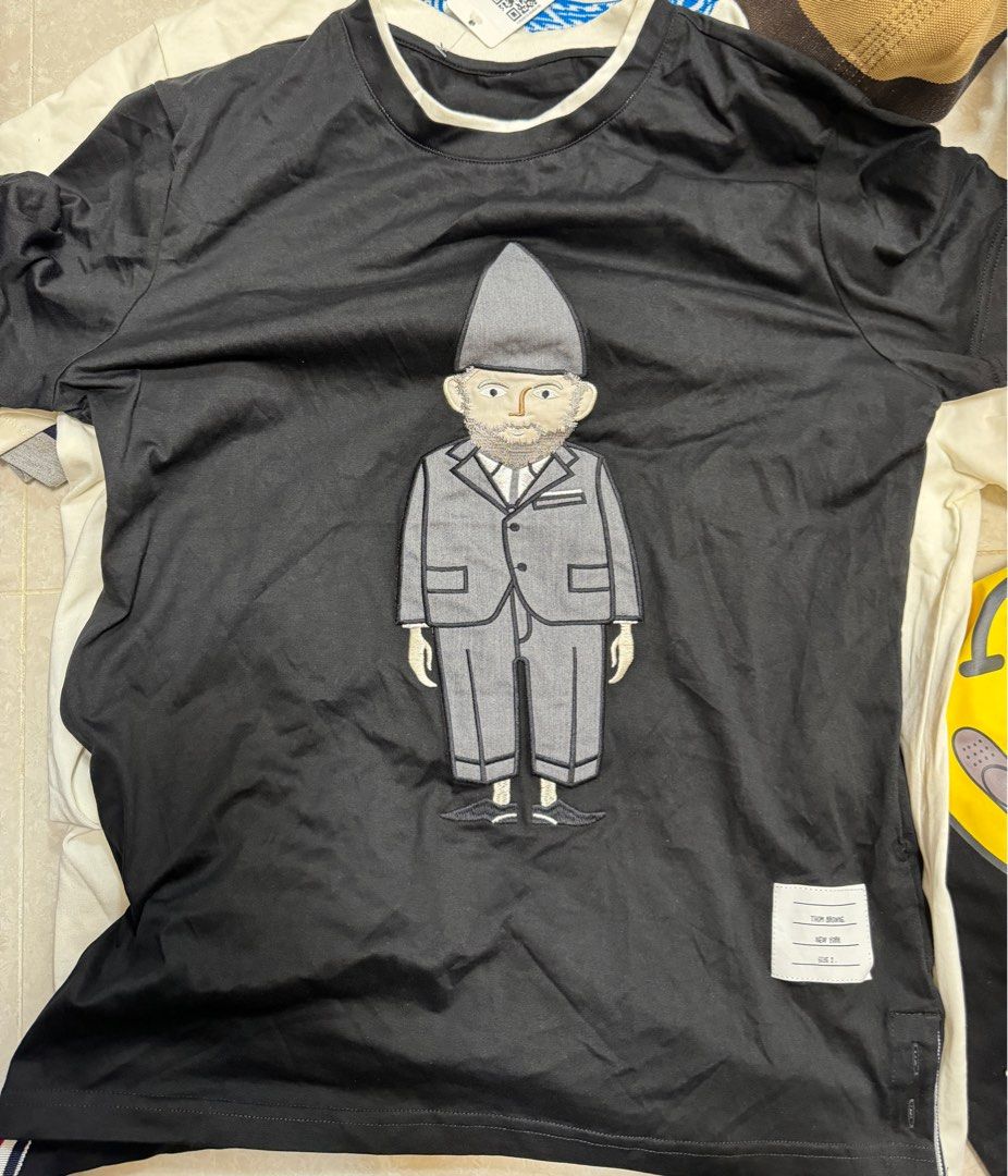 Thom Browne Tee Shirt （分類：服裝）位於 Hong Kong。 由 justforsell06 提交（商品編號 1284684353，圖片 1）。簡介： Thom Browne Tee Shirt Size: 2 Condition: Lightly use Price: 500。