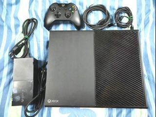 Xbox One with 2 Controller and Xbox Kinect