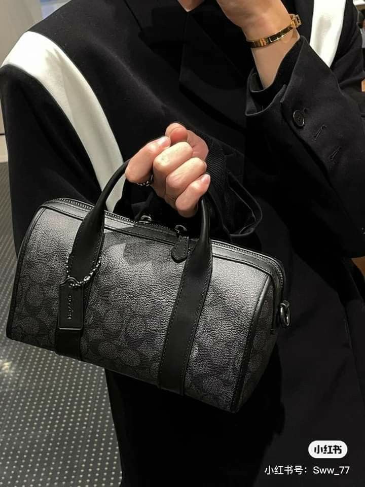 🇺🇲 Authentic Coach Gotham Crossbody bag (Category: Luxury Bags & Wallets) located in Santa Cruz. Submitted by janelovebagswatchesshoesph (Listing ID 1285435637, Image 1). Description: .