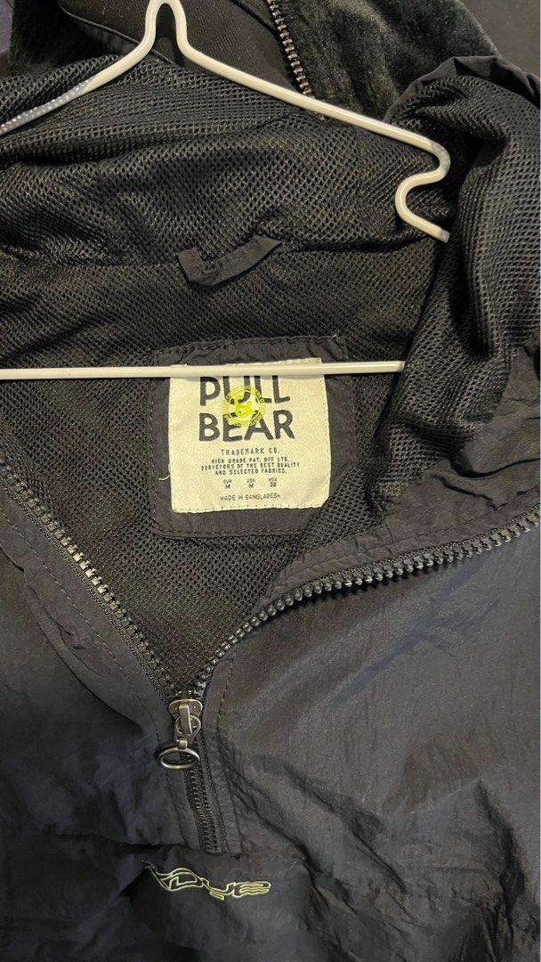 Authentic PULL&BEAR Parka (Category: Activewear) located in Petaling Jaya. Submitted by selectedpreloved (Listing ID 1285396029, Image 3). Description: Authentic PULL&BEAR Parka Size : M (No specific measurements) Colour : Black Price : RM120 (Free shipping with free gift) Reason to sell : Size not fit & need to pay rent.