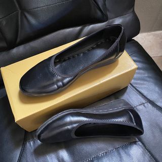 Black Shoes Size 6 (Liliw)