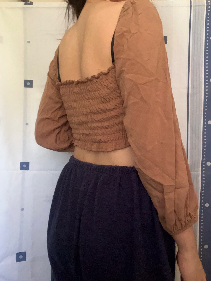 Brown Longsleeves Ruched Top with Smocked Back (Category: Longsleeves) located in Kawit. Submitted by julia_ppp (Listing ID 1285399566, Image 3). Description: fits xs-s, but kaya pa medium fitted lang talaga (im size medium) no issues!.