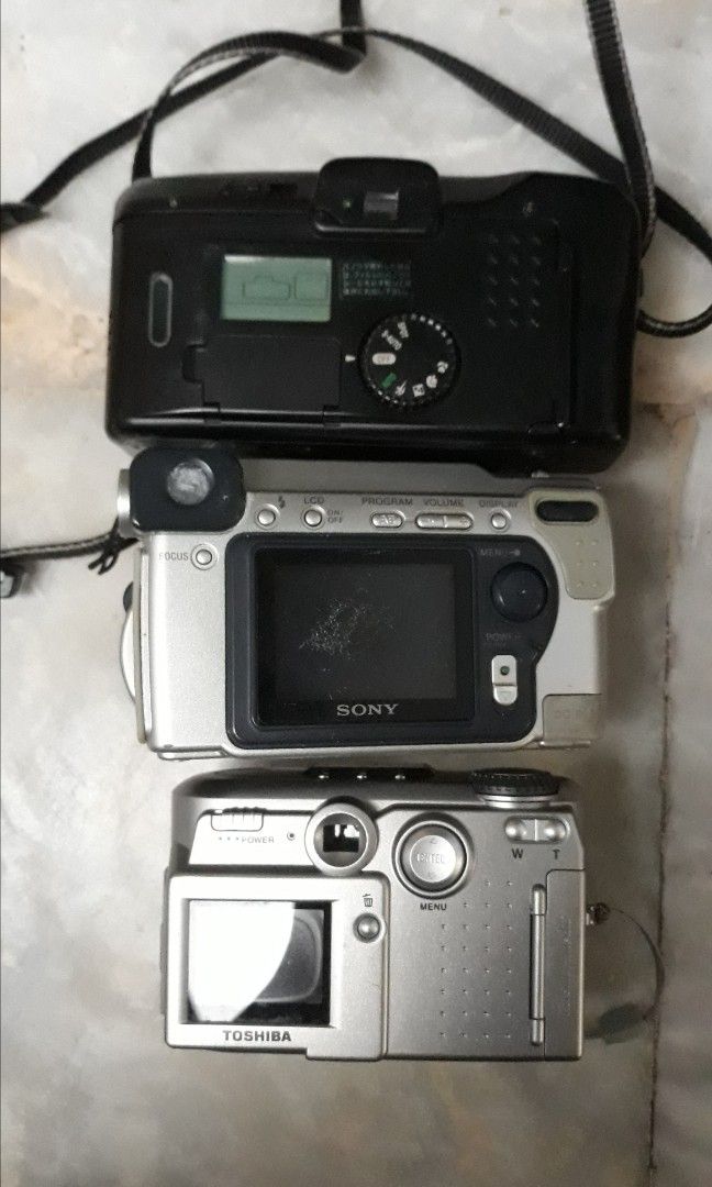 Digital and Film Camera (Category: Cameras) located in Imus. Submitted by candelars (Listing ID 1285325227, Image 2). Description: 800 PESOS TAKE ALL Selling as untested, defective, for repair, for parts.