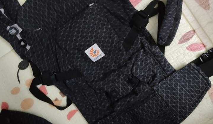 Ergobaby adapt discount geo black
