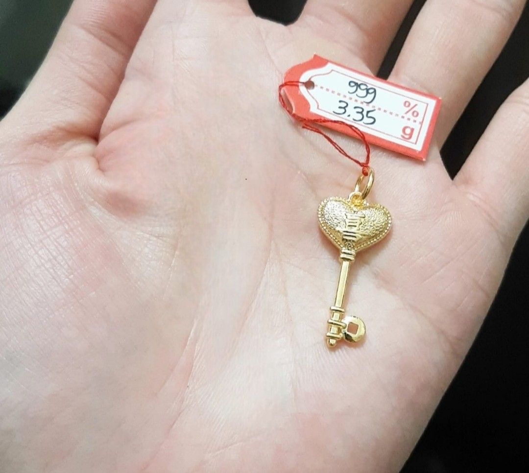 Liontin emas 24k kunci hati, Barang Mewah, Aksesoris di Carousell