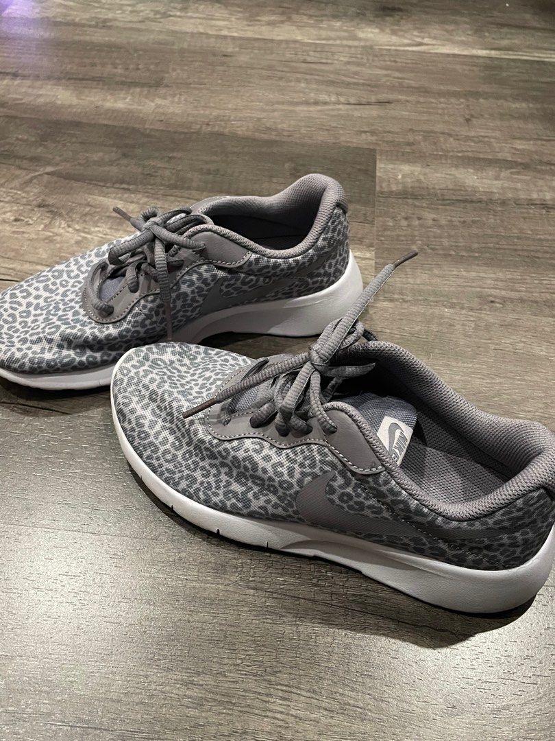 Nike tanjun deals leopard