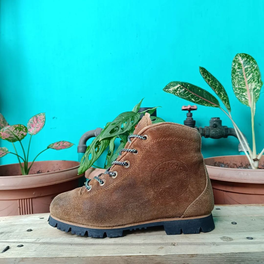 Sepatu gunung hiking treking outdoor leather boots vintage size 38