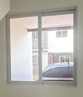sliding white window 120x120cm