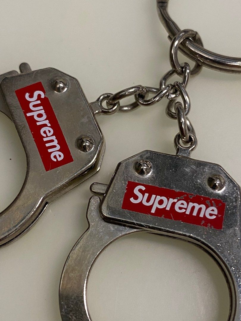 Supreme Handcuffs Keychain 手扣匙扣, 名牌, 飾物及配件- Carousell