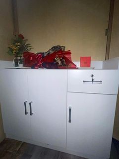 Used but not abuse pwede s maarte  Filling cabinet and storage pwede patungan ng 40inch na TV
