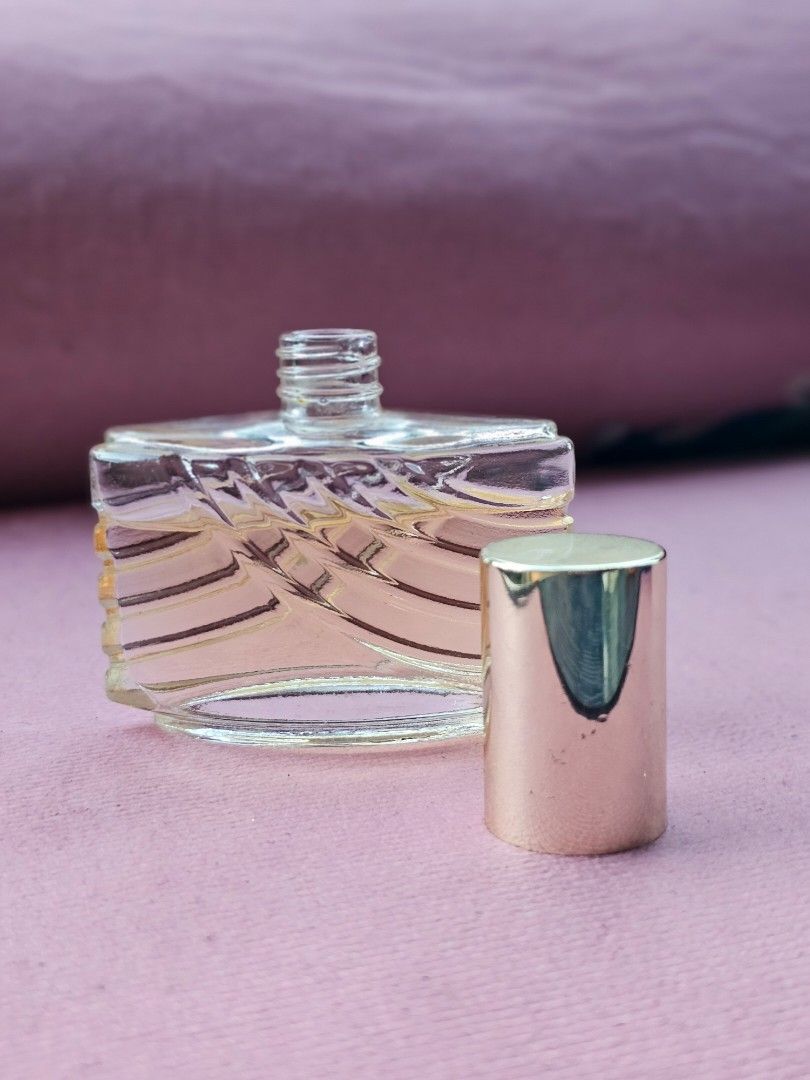 Vintage Avon soft Musk Colonge (Category: Fragrance & Deodorants) located in Bulacan. Submitted by ms.gemini (Listing ID 1285398606, Image 2). Description: Preloved Perfume From japan 45ml bottle 2nd to the Last pic for reference Only Last pic Translated Sticker below.