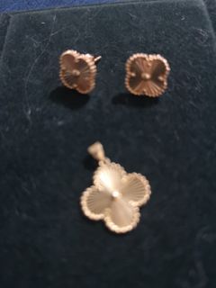 18k VCA 3. 8 grams earrings and pendant