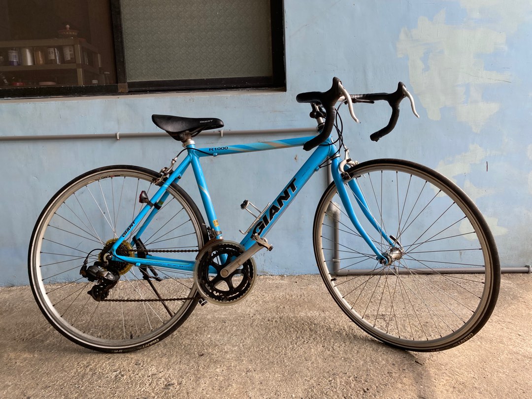 捷安特 Giant R1000 變速公路車, 體育器材, 自行車及配件, 單車在旋轉拍賣