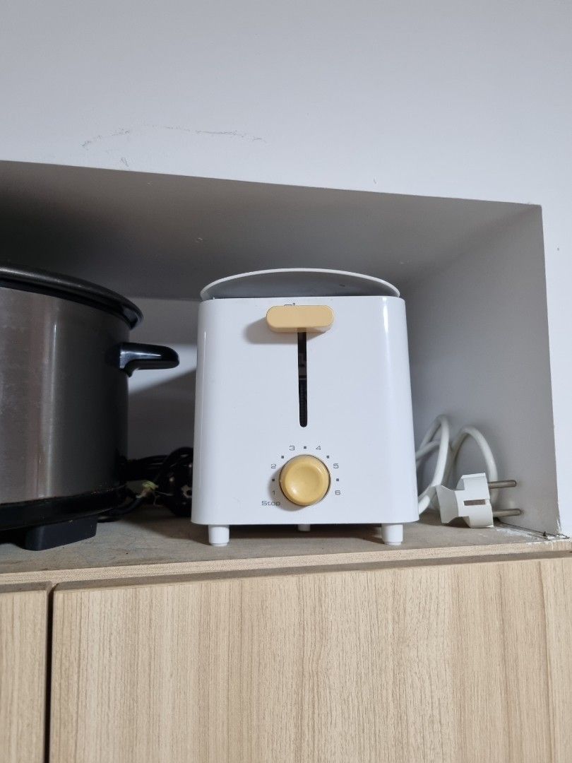 Bread Toaster (Category: Ovens & Toasters) located in Makati City. Submitted by patrokoy (Listing ID 1285645293, Image 1). Description: Ready to use.