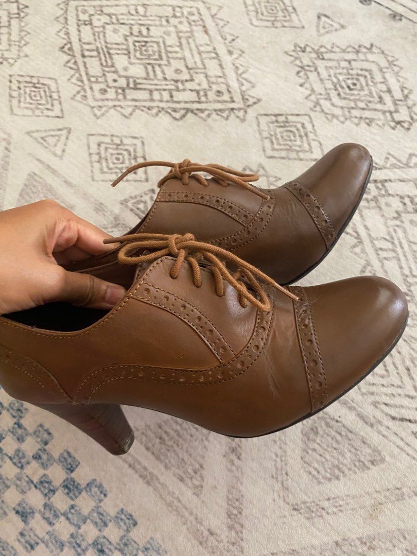 Clarks hotsell oxford heels