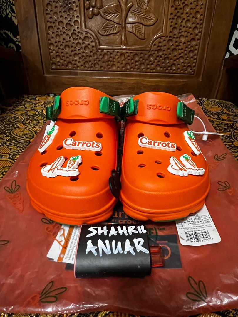 Anwar clearance carrot crocs