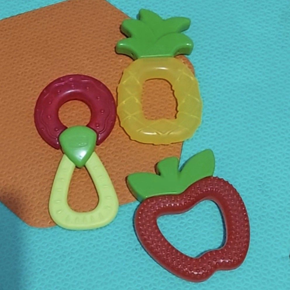 Dr Browns and Chicco Teether (Category: Soothers & Pacifiers) located in Cavite. Submitted by sofabinpink (Listing ID 1285696859, Image 1). Description: Hindi masyado nagamit ni LO dahil mas gusto niya ang chew brush. My scratches kasi ginawa lang laruan 😅.