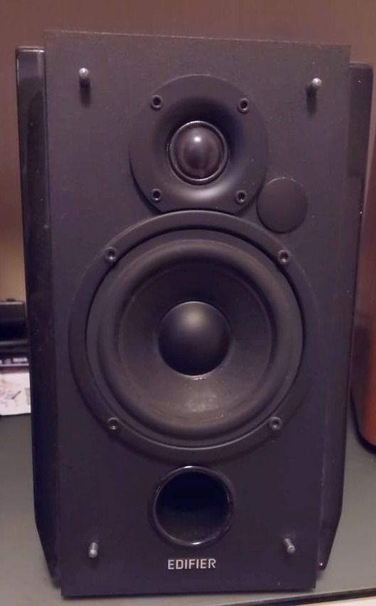 Edifier R1800T III Luxurious 2.0 speaker system with high gloss