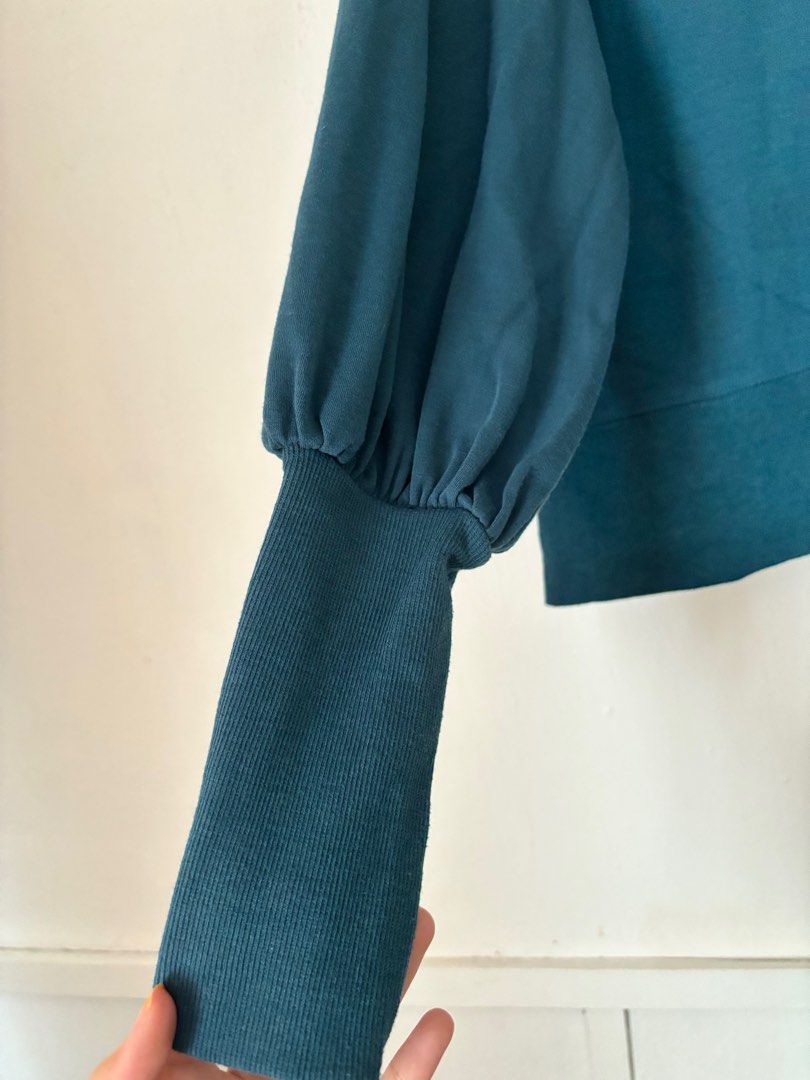 Emerald Green top (Category: Other Tops) located in Kuala Lumpur. Submitted by sofeasudin (Listing ID 1285643607, Image 2). Description: Casual top.