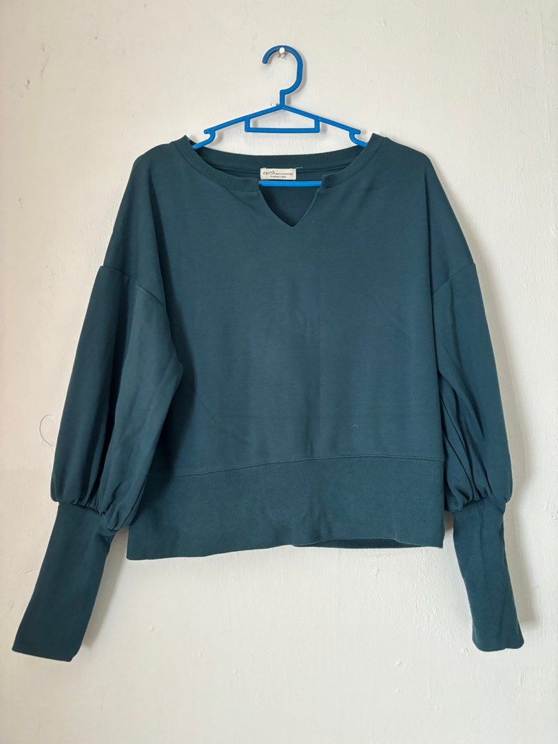 Emerald Green top (Category: Other Tops) located in Kuala Lumpur. Submitted by sofeasudin (Listing ID 1285643607, Image 1). Description: Casual top.