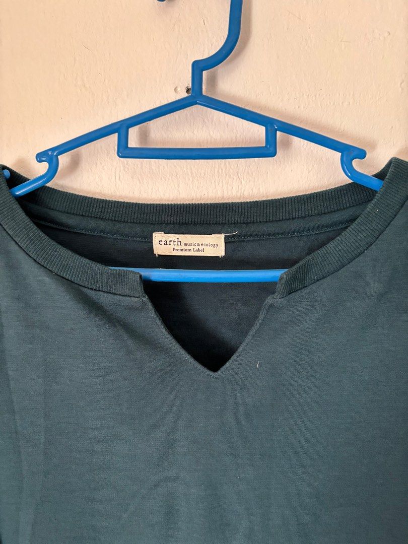 Emerald Green top (Category: Other Tops) located in Kuala Lumpur. Submitted by sofeasudin (Listing ID 1285643607, Image 3). Description: Casual top.