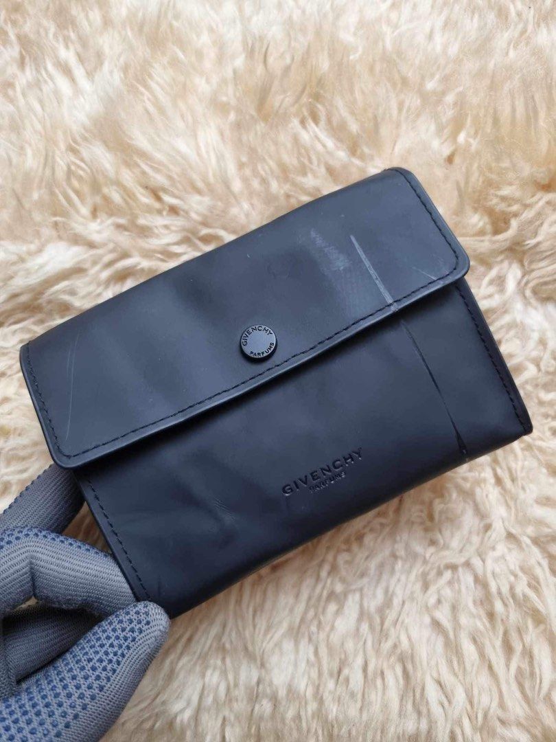 Givenchy Parfums Cosmetic Pouch (Category: Luxury Bags & Wallets) located in Cagayan de Oro. Submitted by borse_de_amore (Listing ID 1285805057, Image 2). Description: Givenchy Parfums Cosmetic Pouch Rank AB+ Minimal signs of use only. Magnetic closure 🔖750 only.