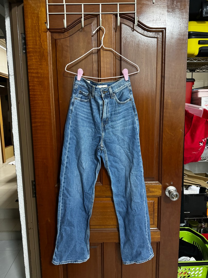 High waisted Levi's mom jeans