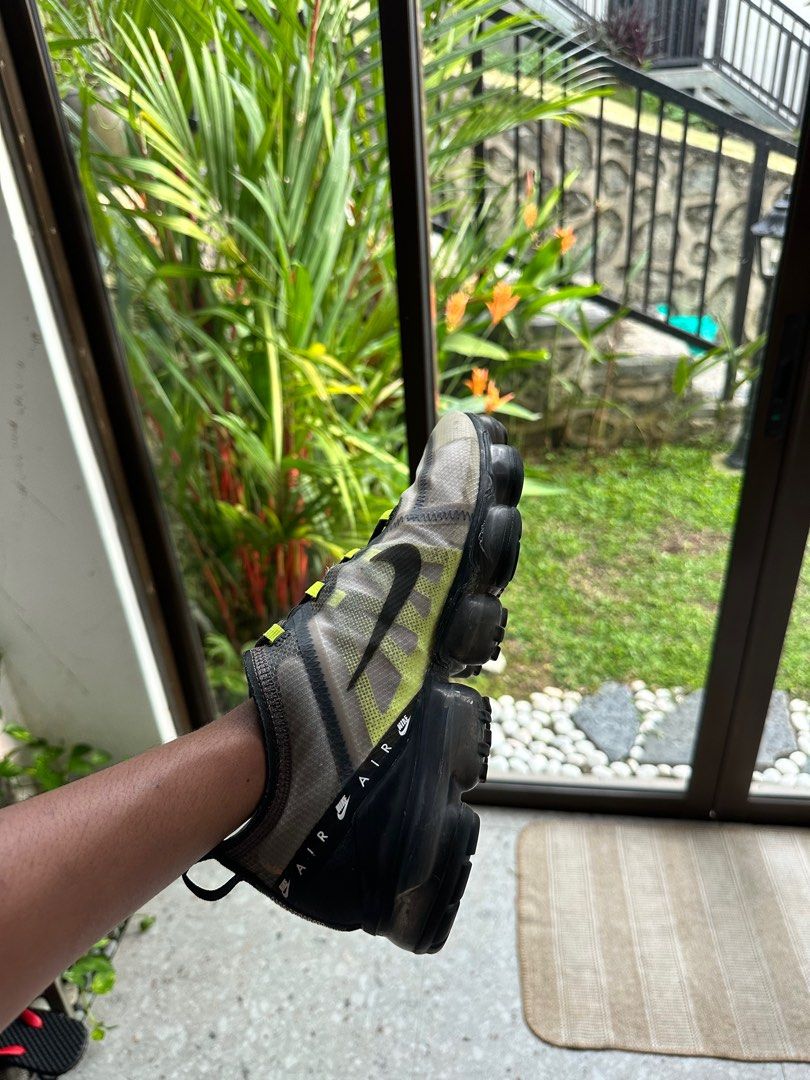 Neon vapormax 2019 hot sale