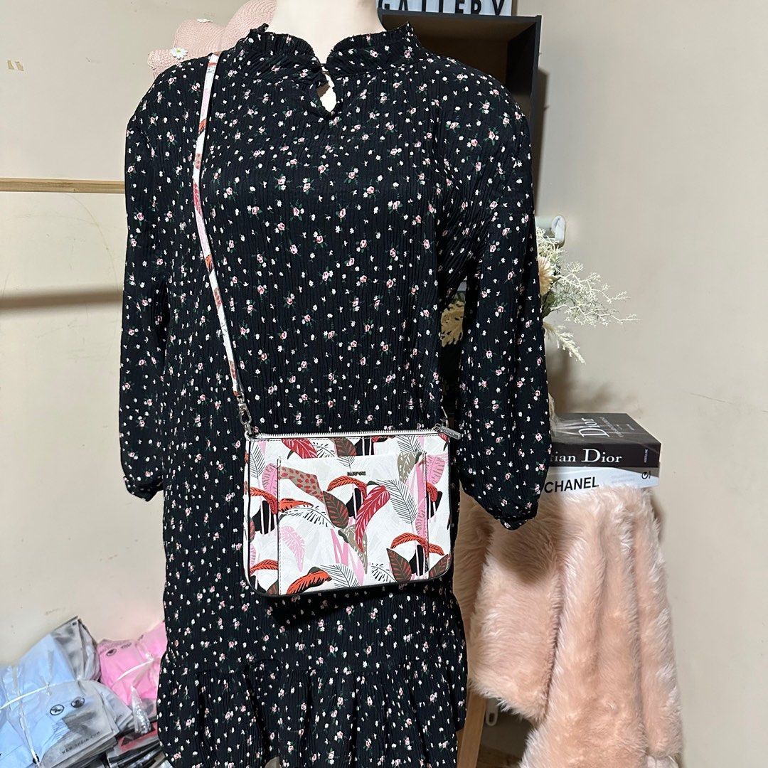 Original Parfois Sling Cross Body Bag (Category: Cross-body Bags) located in Makati City. Submitted by thecandybear (Listing ID 1285815316, Image 2). Description: Minimal Flaw, Super nice in actual .