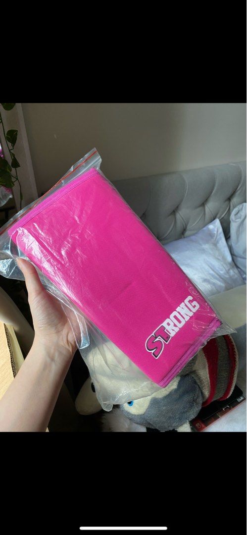 STRONG Squats Knee Sleeves / Knee Pads / Knee Support (Category: Toning & Stretching Accessories) located in Makati City. Submitted by paunicolae (Listing ID 1285608129, Image 1). Description: Bought in US Never Used RFS: Too tight for me. Size XS Please look at the photos for the measurements..