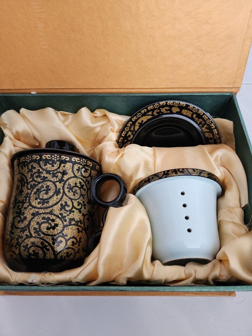 Tea set (Category: Art & Prints) located in Singapore. Submitted by yeochef (Listing ID 1285648311, Image 2). Description: Tea set .