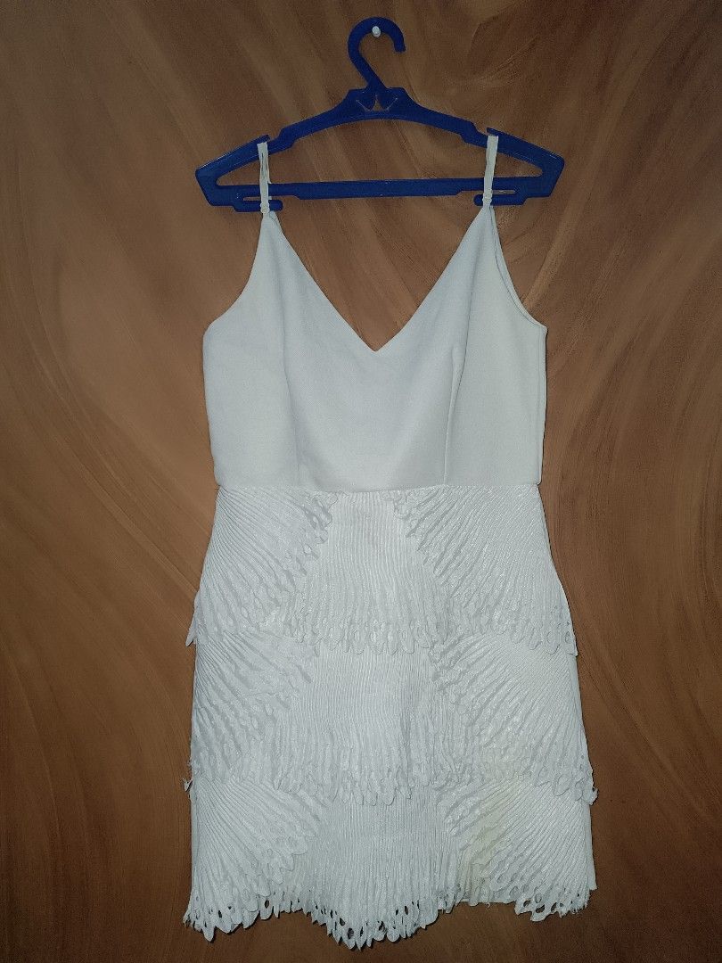 White Bodycon dress (Category: Dresses) located in Pasig City. Submitted by itsrubyred (Listing ID 1285706944, Image 1). Description: .