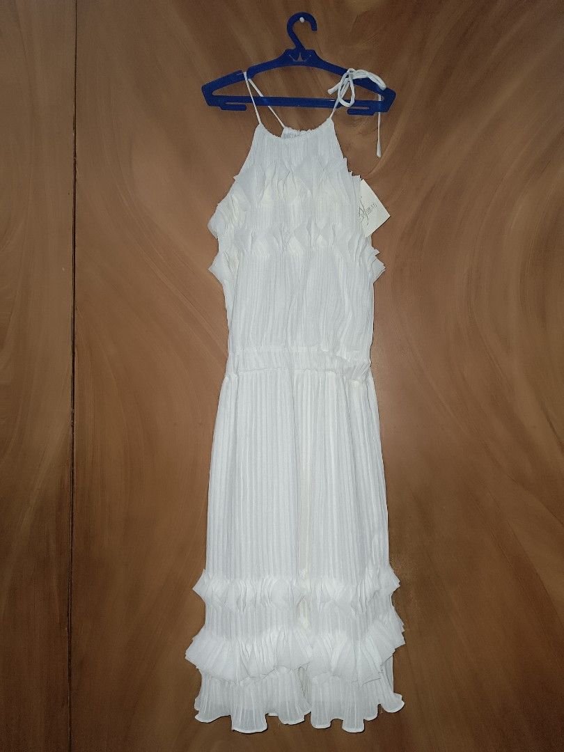 White pleated Dress (Category: Dresses) located in Pasig City. Submitted by itsrubyred (Listing ID 1285707334, Image 1). Description: .