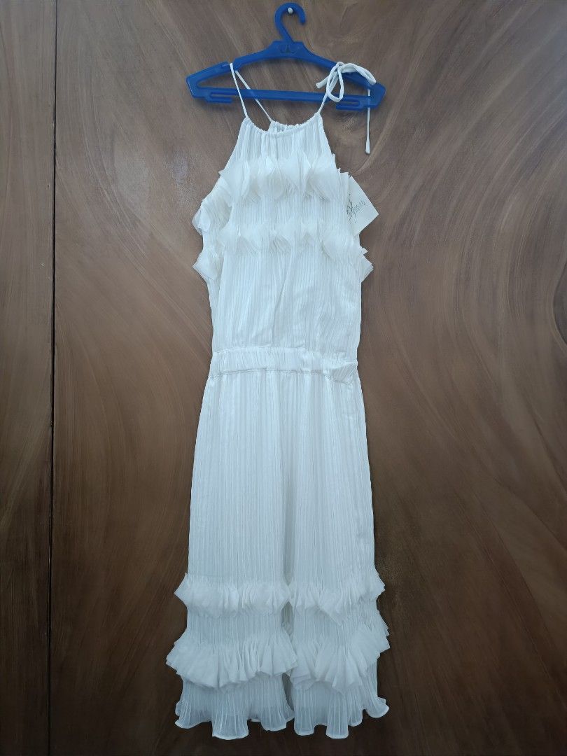White pleated Dress (Category: Dresses) located in Pasig City. Submitted by itsrubyred (Listing ID 1285707334, Image 2). Description: .